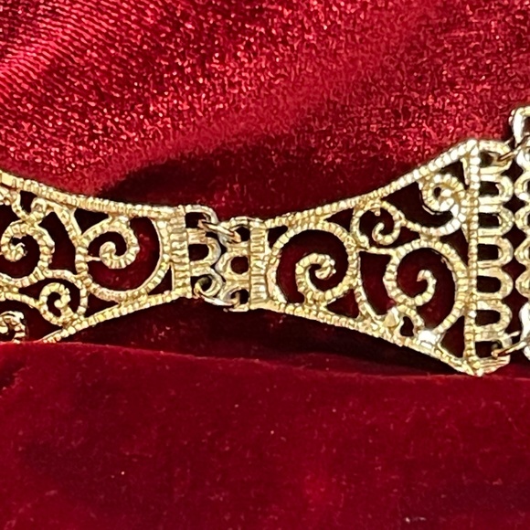 Gold Tone Filigree Black Lucite Center Gem Vintage Bracelet - Picture 4 of 7